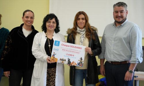 La alcaldesa entrega a AFAD, el cheque solidario del concierto de la Banda Municipal de Música