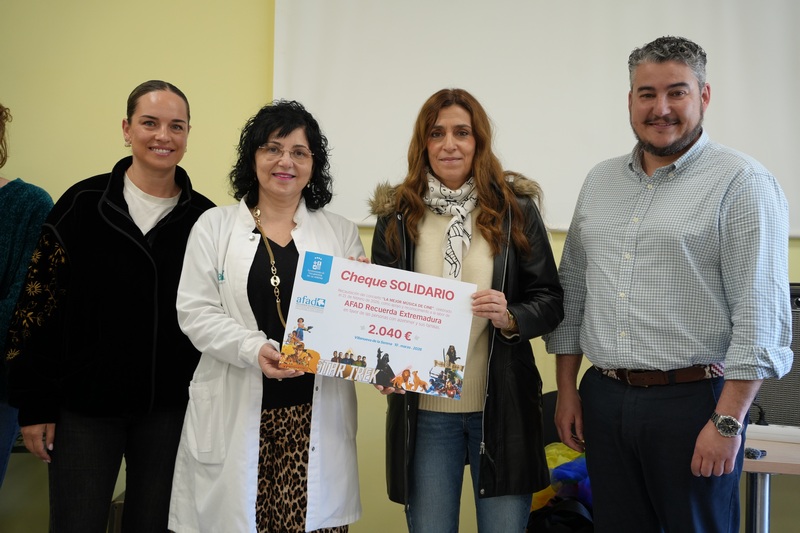 La alcaldesa entrega a AFAD, el cheque solidario del concierto de la Banda Municipal de Música