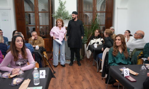 La biblioteca acoge una charla sobre su origen y una degustación de tapas de tortilla de patatas