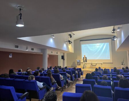 Unas 60 personas participan en la formación “Cerebros en construcción: El impacto de las pantallas en el neurodesarrollo de nuestros menores”