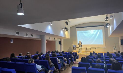 Unas 60 personas participan en la formación “Cerebros en construcción: El impacto de las pantallas en el neurodesarrollo de nuestros menores”