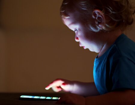 Una formación dará a las familias herramientas prácticas para evitar los efectos negativos de las pantallas en los más pequeños