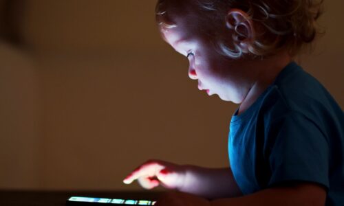 Una formación dará a las familias herramientas prácticas para evitar los efectos negativos de las pantallas en los más pequeños