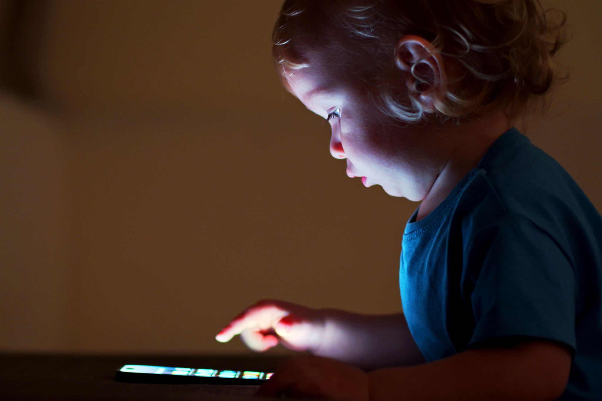 Una formación dará a las familias herramientas prácticas para evitar los efectos negativos de las pantallas en los más pequeños