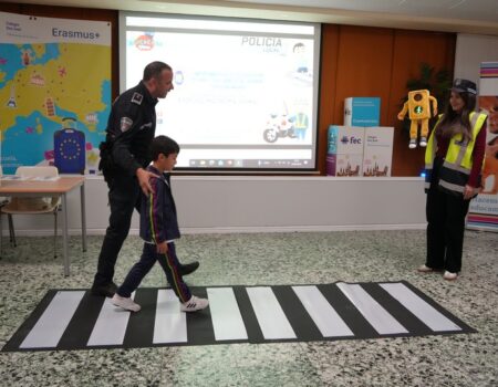 Dos marionetas enseñan educación vial en el colegio a los niños de 3 a 5 años
