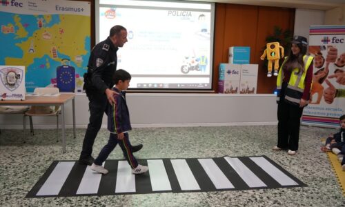 Dos marionetas enseñan educación vial en el colegio a los niños de 3 a 5 años