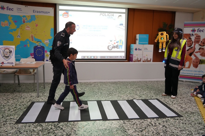 Dos marionetas enseñan educación vial en el colegio a los niños de 3 a 5 años