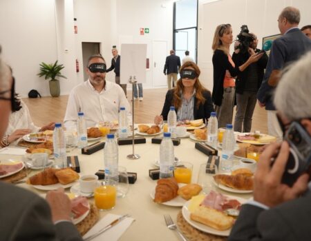 La alcaldesa Ana Belén Fernández asiste a un “desayuno a ciegas” organizado por el grupo ONCE