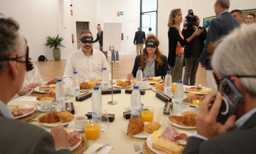 La alcaldesa Ana Belén Fernández asiste a un “desayuno a ciegas” organizado por el grupo ONCE