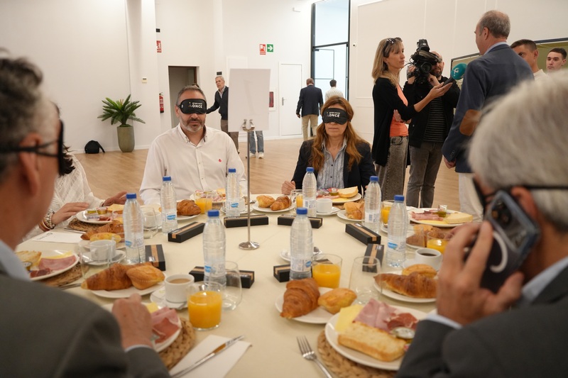 La alcaldesa Ana Belén Fernández asiste a un “desayuno a ciegas” organizado por el grupo ONCE