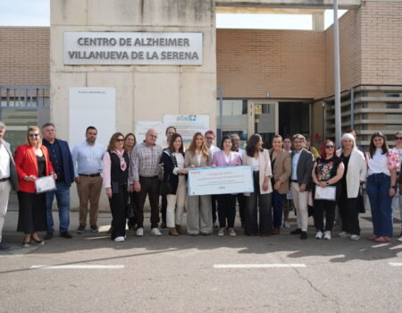 La alcaldesa participa en la entrega del cheque solidario de APYME a la asociación AFAD