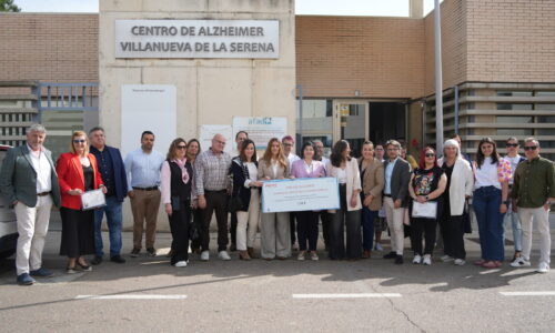 La alcaldesa participa en la entrega del cheque solidario de APYME a la asociación AFAD
