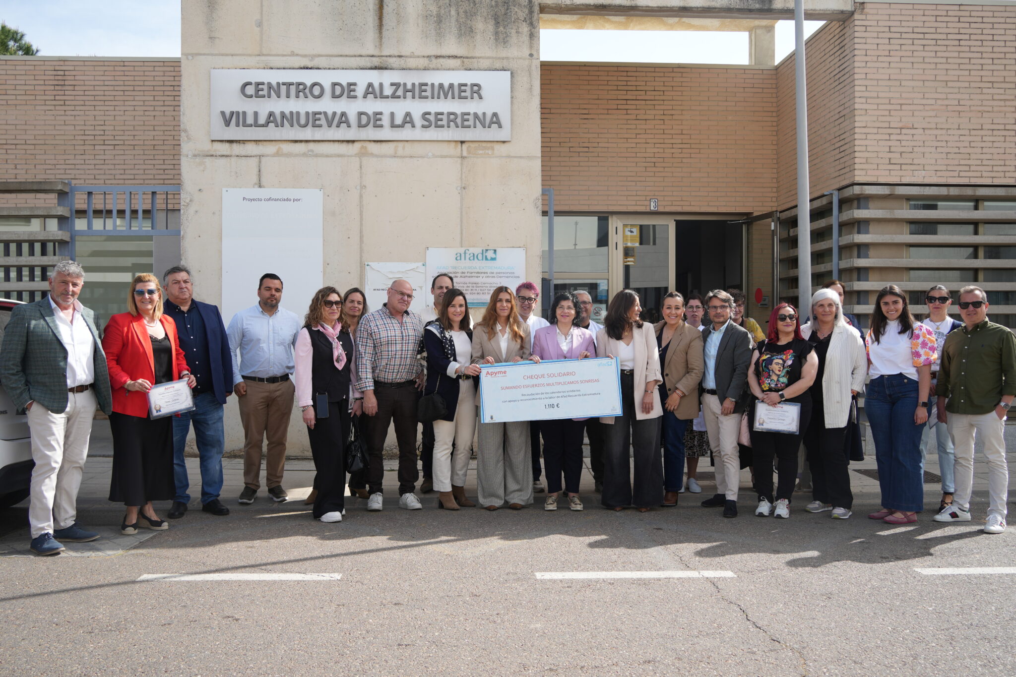 La alcaldesa participa en la entrega del cheque solidario de APYME a la asociación AFAD