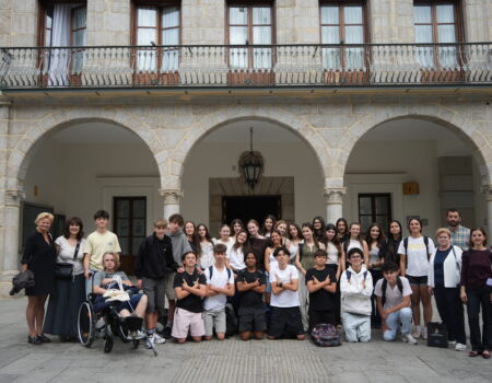 Un total de 29 alumnos y tres profesoras franceses, de intercambio con alumnos del instituto Pedro de Valdivia