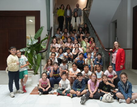 Un total de 50 alumnos de 2º de Primaria del CEIP Santiago Apóstol visitan el Ayuntamiento para conocer su funcionamiento