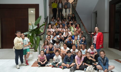 Un total de 50 alumnos de 2º de Primaria del CEIP Santiago Apóstol visitan el Ayuntamiento para conocer su funcionamiento