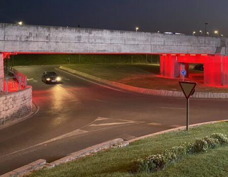 Villanueva se suma al Día Mundial del Párkinson, iluminando de color rojo fuentes y otros espacios