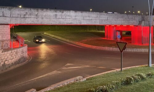 Villanueva se suma al Día Internacional del Párkinson, iluminando de color rojo fuentes y otros espacios