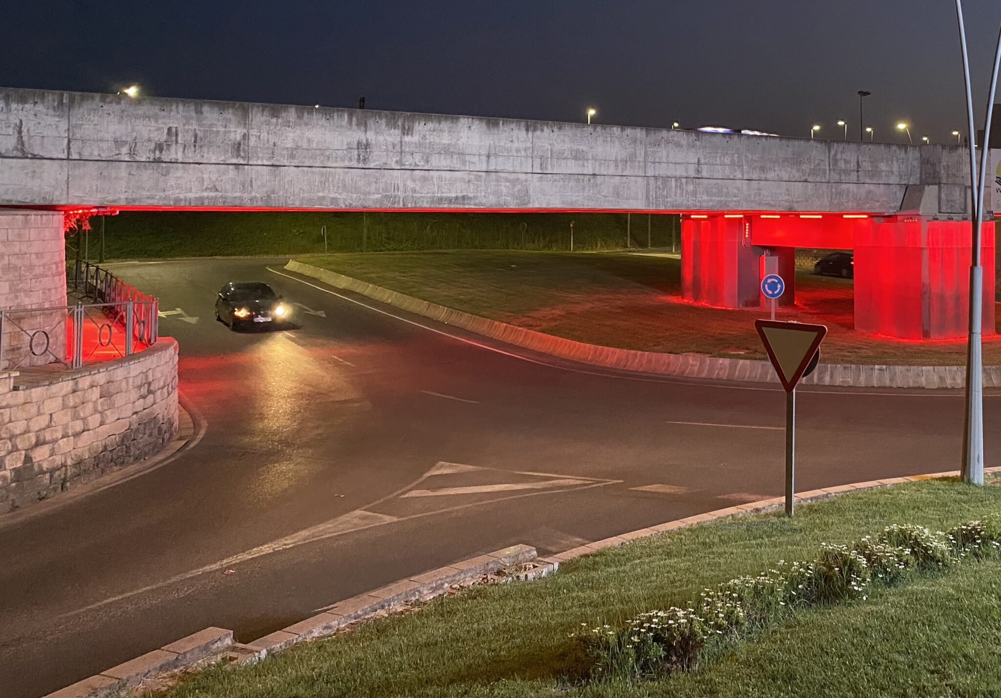 Villanueva se suma al Día Internacional del Párkinson, iluminando de color rojo fuentes y otros espacios