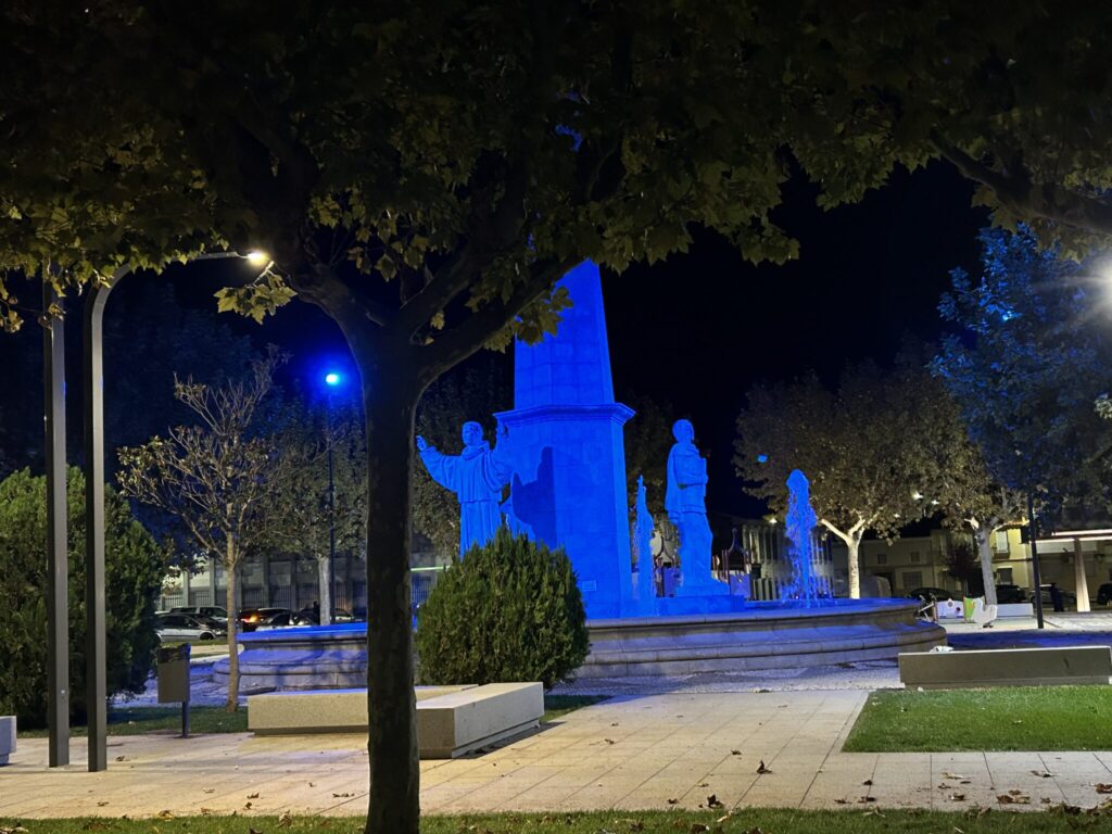 Este sábado 25, se iluminan espacios de azul para conmemorar el Día Internacional de la Lucha contra el Maltrato Infantil
