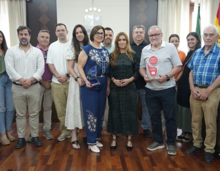 La alcaldesa Ana Belén Fernández recibe a la empresa Famicar y la Asociación Down Don Benito y Villanueva