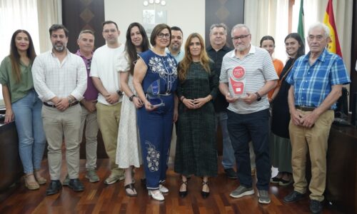La alcaldesa Ana Belén Fernández recibe a la empresa Famicar y la Asociación Down Don Benito y Villanueva