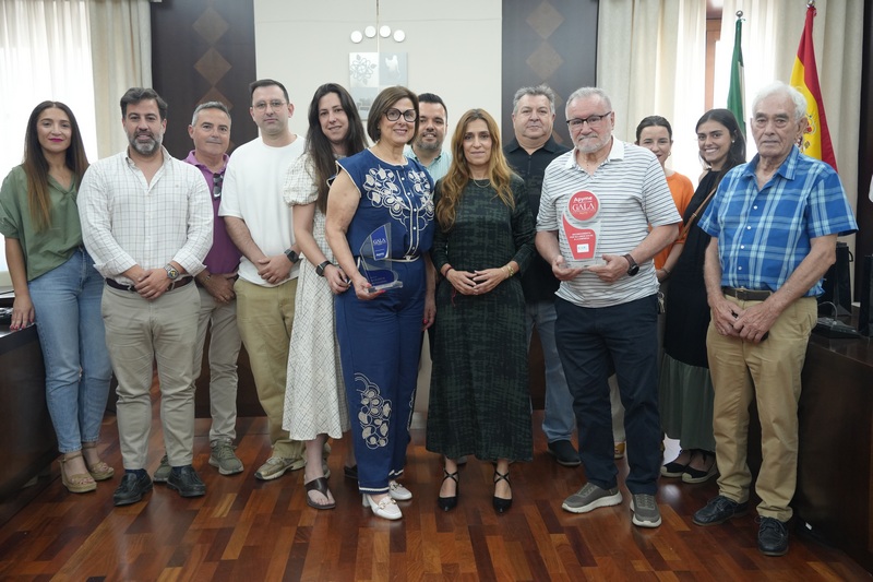 La alcaldesa Ana Belén Fernández recibe a la empresa Famicar y la Asociación Down Don Benito y Villanueva