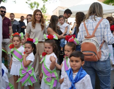 El festival de “Mayas y Cruces” llena de color las fiestas de la Santa Cruz