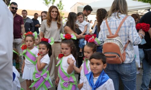 El festival de “Mayas y Cruces” llena de color las fiestas de la Santa Cruz