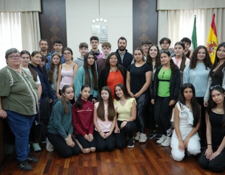Un grupo de 14 alumnos franceses visitan el Ayuntamiento