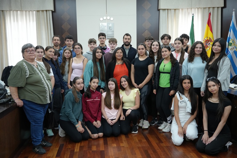 Un grupo de 14 alumnos franceses visitan el Ayuntamiento
