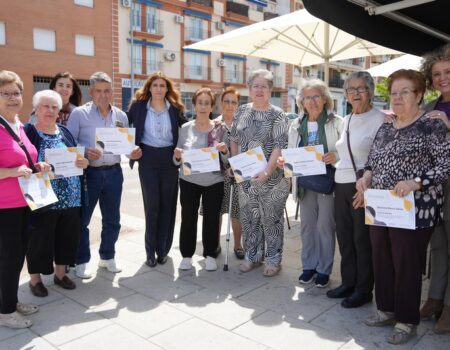 La alcaldesa Ana Belén Fernández asiste a la clausura del taller de memoria