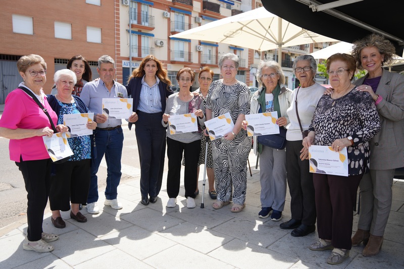 La alcaldesa Ana Belén Fernández asiste a la clausura del taller de memoria