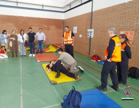 Protección Civil enseña técnicas de RCP y la utilización del DESA a alumnos del instituto San José