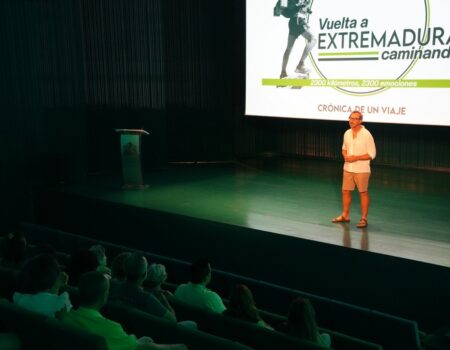 El villanovense Manuel Calderón Hidalgo da una conferencia sobre su proyecto “Vuelta a Extremadura Caminando”