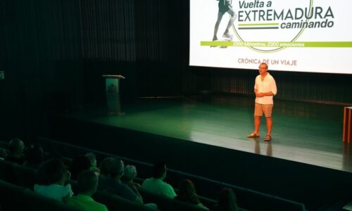 El villanovense Manuel Calderón Hidalgo da una conferencia sobre su proyecto “Vuelta a Extremadura Caminando”