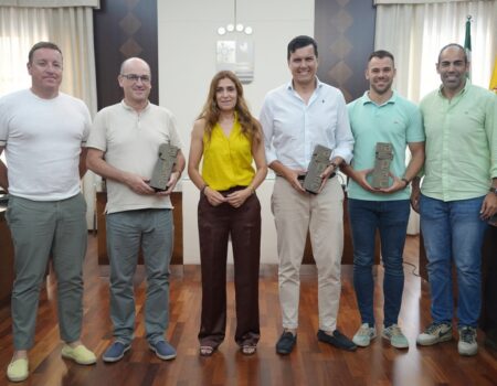 La alcaldesa Ana Belén Fernández recibe a los ganadores de la XIX Gala del Autónomo y la Empresa Villanovense