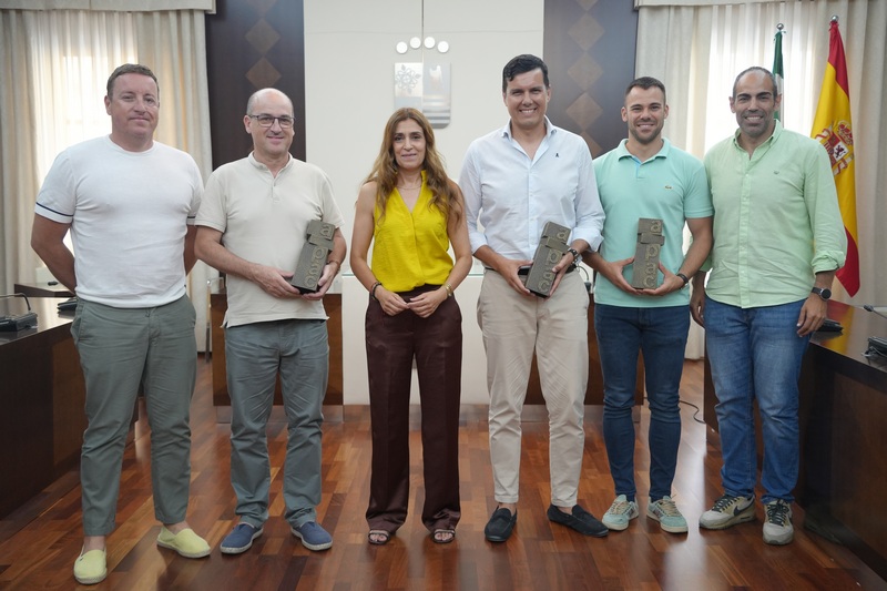 La alcaldesa Ana Belén Fernández recibe a los ganadores de la XIX Gala del Autónomo y la Empresa Villanovense