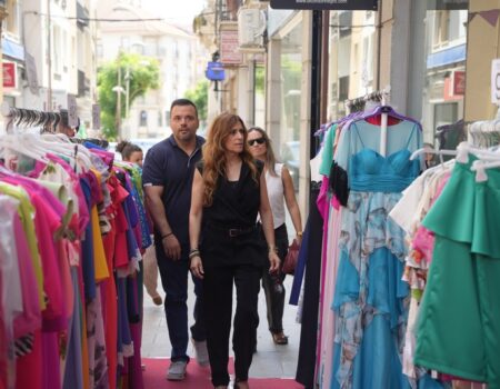 La alcaldesa Ana Belén Fernández visita a las empresas participantes de la campaña “Comercio Villanueva en la calle”