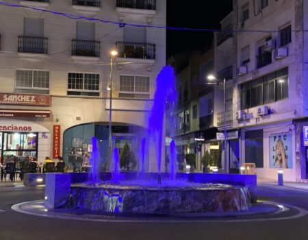 Villanueva de la Serena se tiñe de azul por el Día Mundial de la Artrogriposis Múltiple Congénita