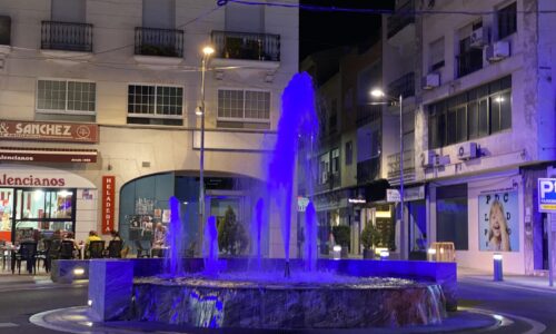 Villanueva de la Serena se tiñe de azul por el Día Mundial de la Artrogriposis Múltiple Congénita