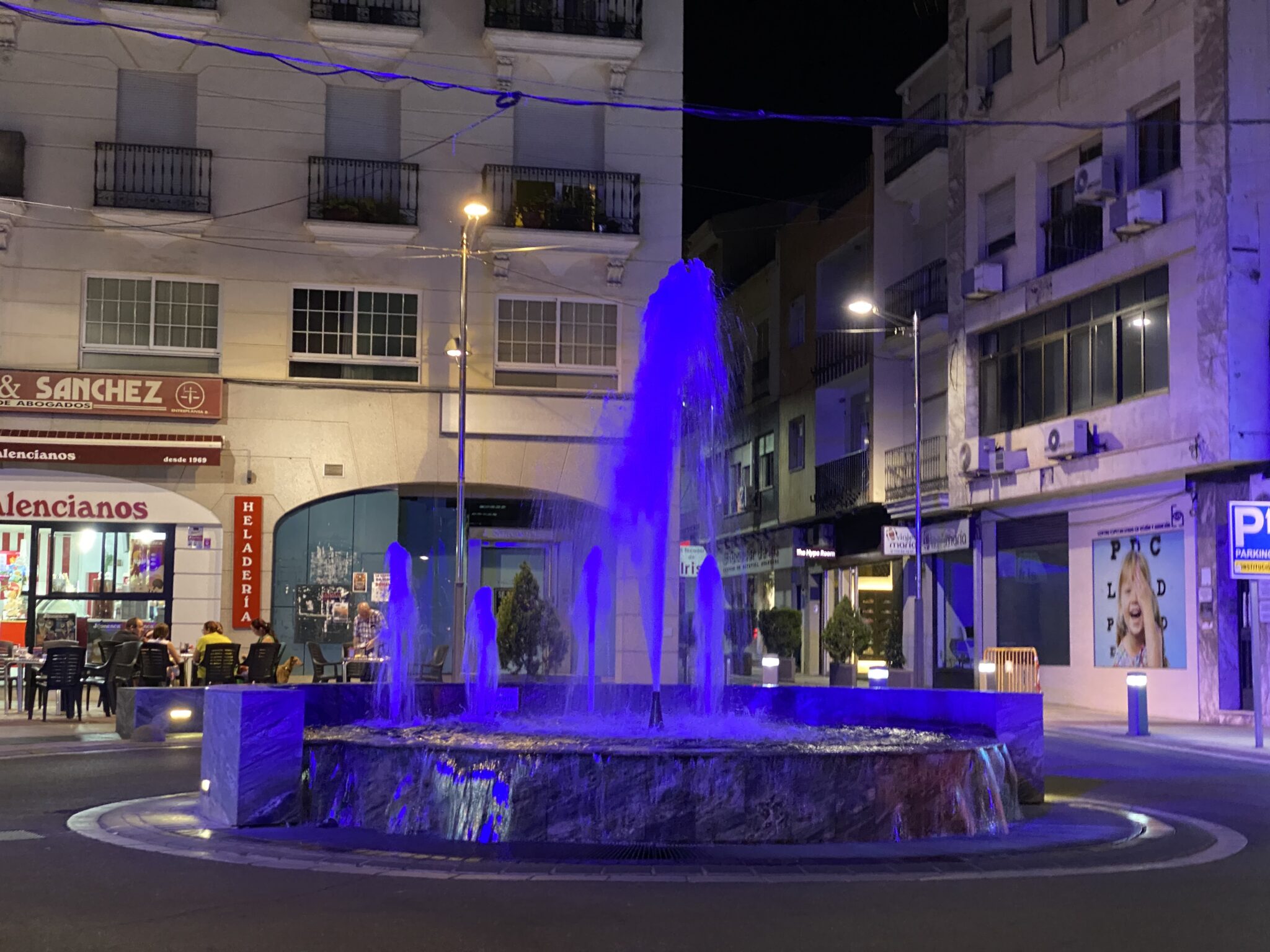 Villanueva de la Serena se tiñe de azul por el Día Mundial de la Artrogriposis Múltiple Congénita