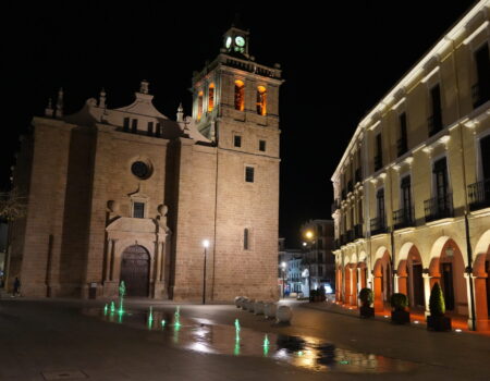 Villanueva de la Serena se ilumina de verde para visibilizar el Síndrome por Deficiencia del Gen CDKL5