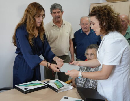 La alcaldesa entrega siete tablets en el centro de día “Victoria Martos” para actividades de los usuarios