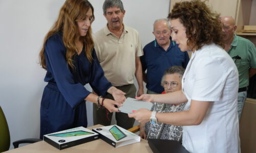 La alcaldesa entrega siete tablets en el centro de día “Victoria Martos” para actividades de los usuarios