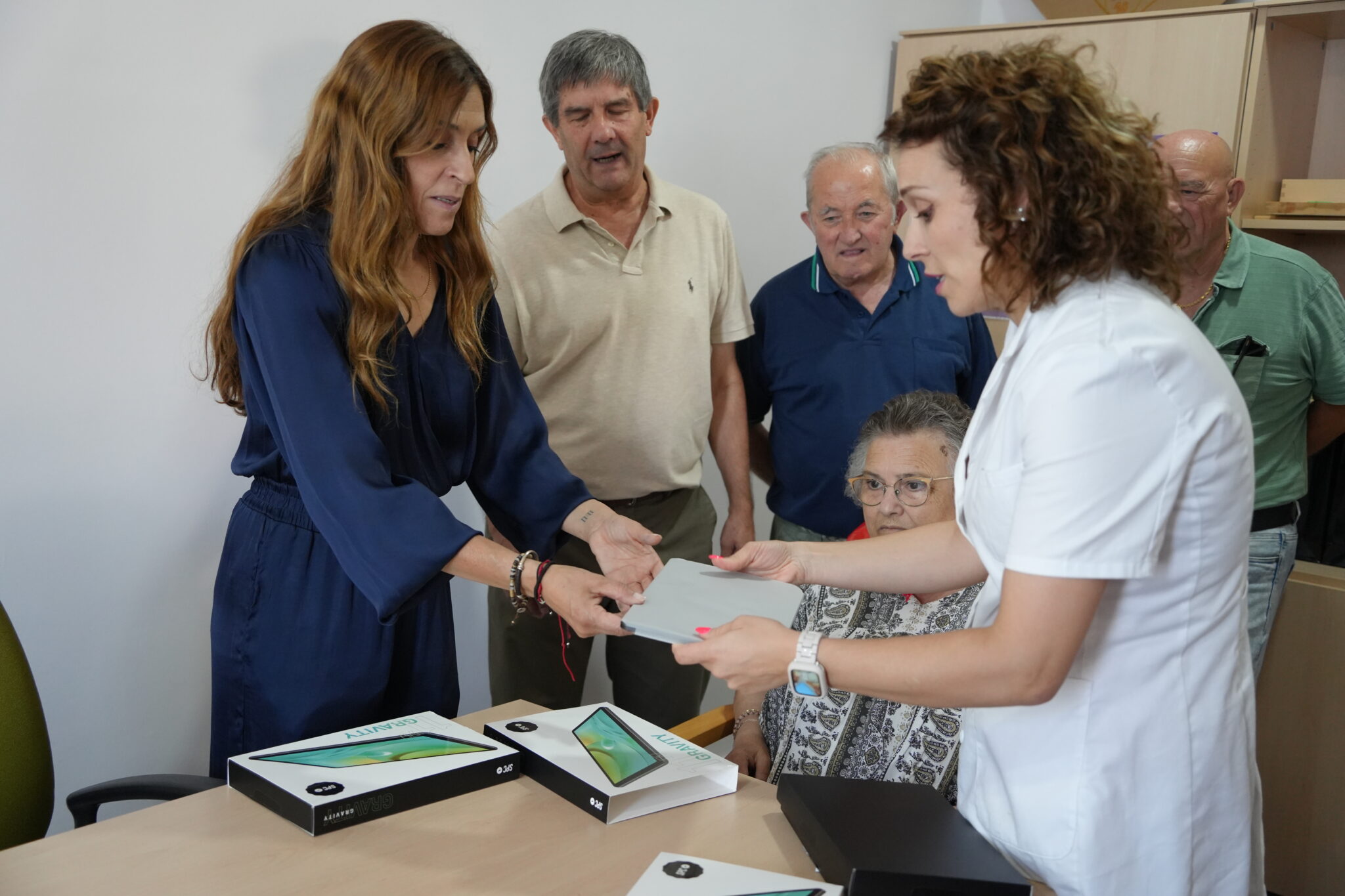 La alcaldesa entrega siete tablets en el centro de día “Victoria Martos” para actividades de los usuarios