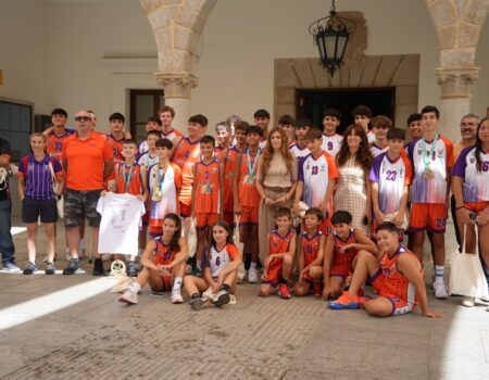 La alcaldesa Ana Belén Fernández recibe a varios equipos del CD Inicia San José