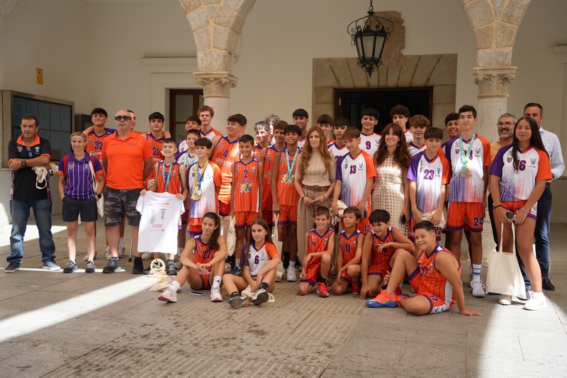 La alcaldesa Ana Belén Fernández recibe a varios equipos del CD Inicia San José