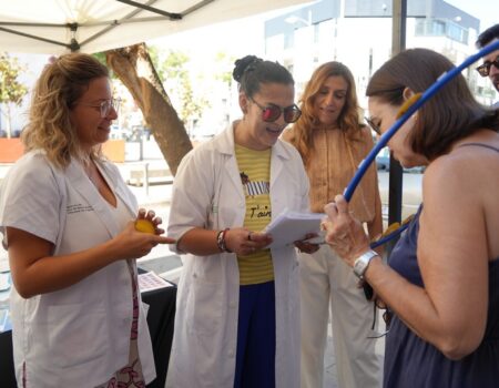 La alcaldesa Ana Belén Fernández visita la mesa informativa sobre la prevención de cáncer de piel