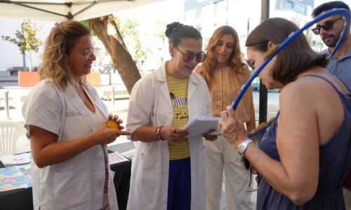 La alcaldesa Ana Belén Fernández visita la mesa informativa sobre la prevención de cáncer de piel